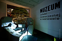 Witryna Muzeum zaprojektowana przez grupę New Roman, fot. Bartek Stawiarski